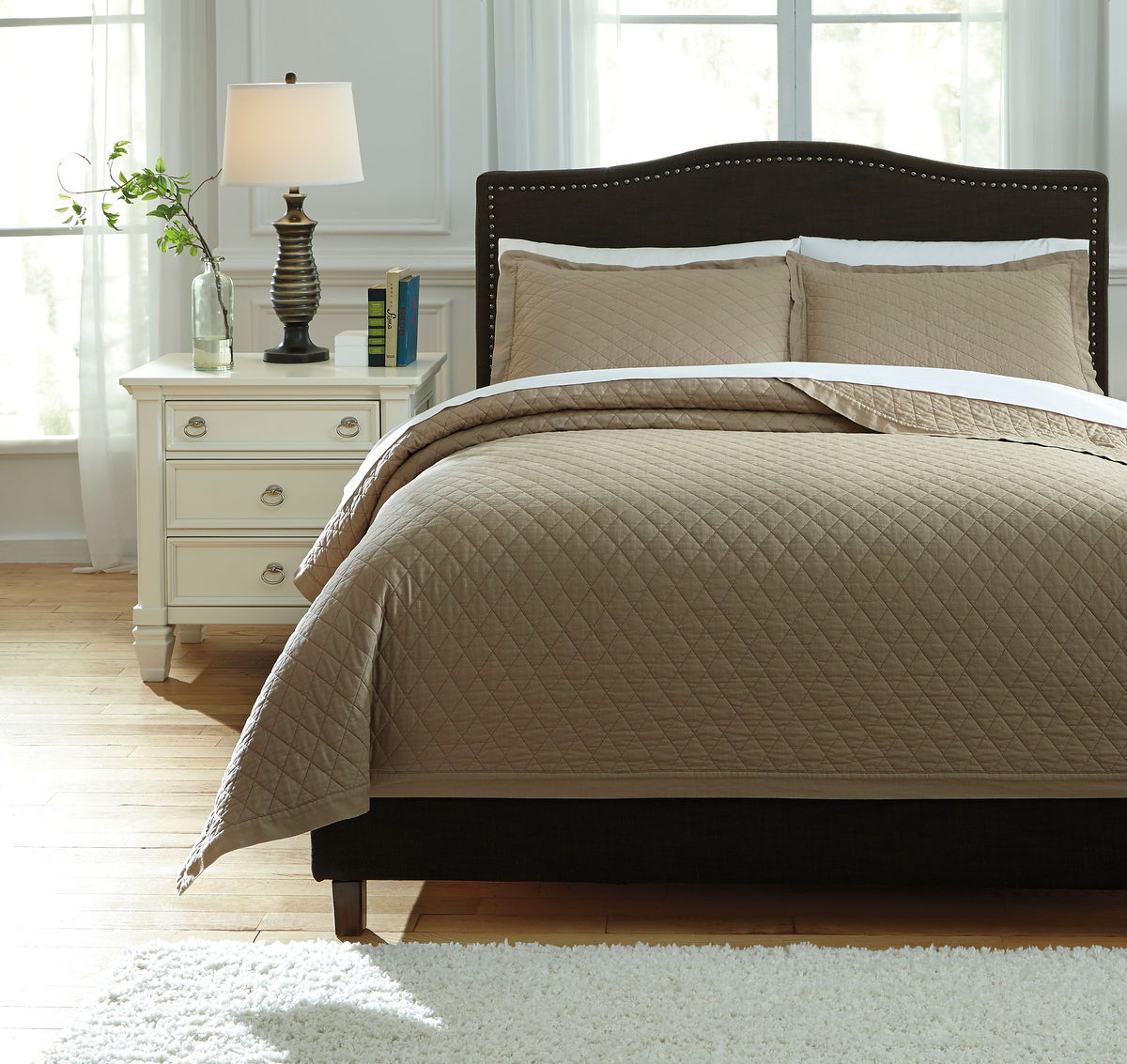 Alecio - Sand - Queen Quilt Set - EZ Furniture Sales & Leasing